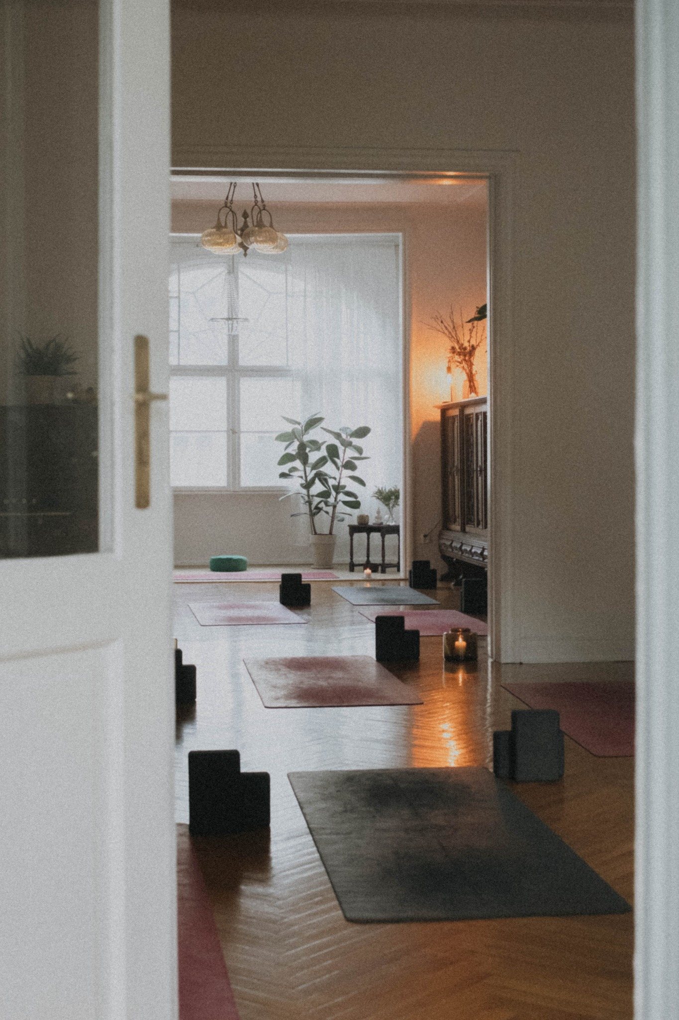 jasna sala Limba Studio z drewnianą podłogą i matami